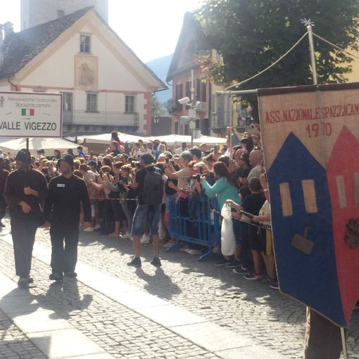 Grande successo per la sfilata degli spazzacamini in valle Vigezzo FOTO e VIDEO