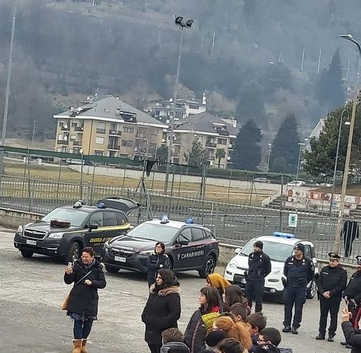 Crevoladossola celebra la Giornata della Gratitudine alle forze dell’ordine con gli studenti