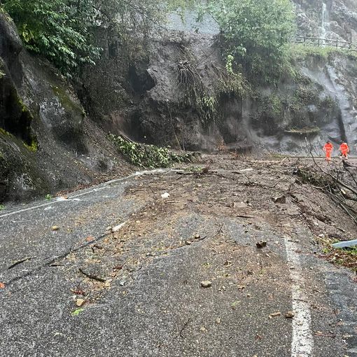 Frana ad Intragna, chiuse strada e ferrovia FOTO E VIDEO