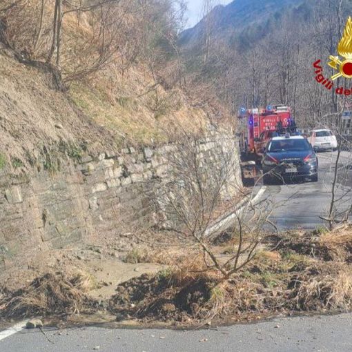 Piccolo smottamento sulla statale 337 all'altezza di Coimo
