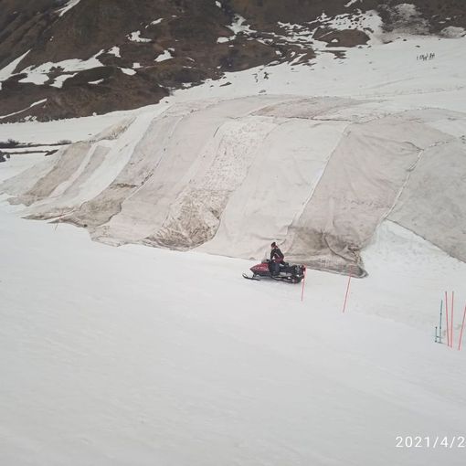 A Riale iniziato lo Snowfarming: si mette da parte la neve per la prossima stagione