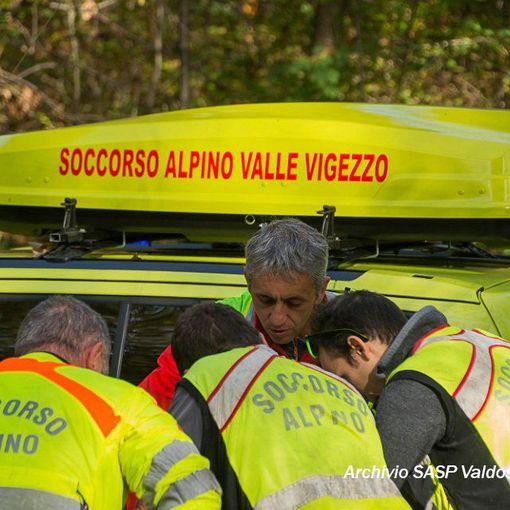 Cercatore di funghi scivola nei boschi di Re