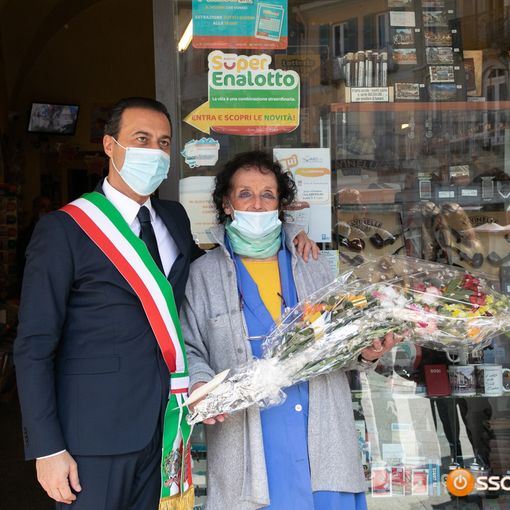 Il sindaco Pizzi dona un mazzo di fiori a Silvana Pironi per i 50 anni di attività
