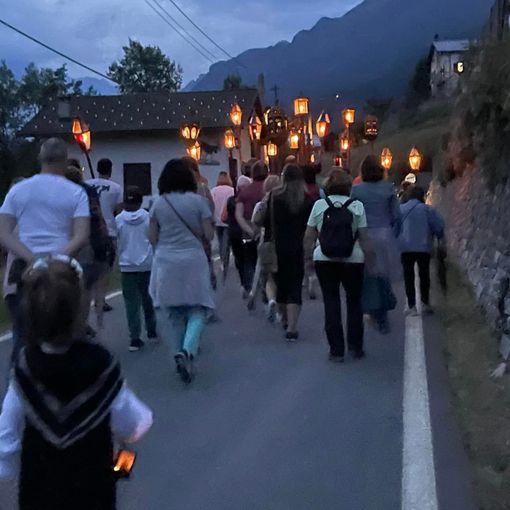 Nella foto la fiaccolata con le antiche lanterne