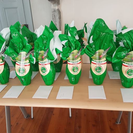 Gli Alpini di Toceno donano le uova di Pasqua alle scuole del paese
