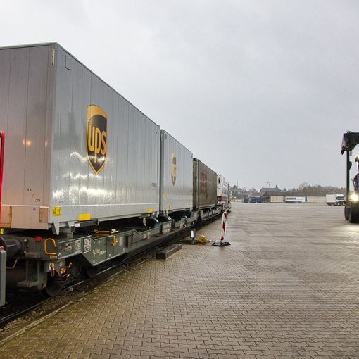 Ups sperimenta il trasporto ferroviario per rendere più sostenibili le spedizioni transfrontaliere