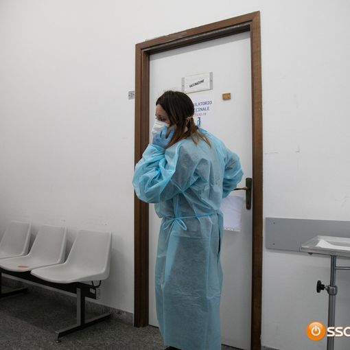 Vaccini, tornano a salire le prime dosi somministrate