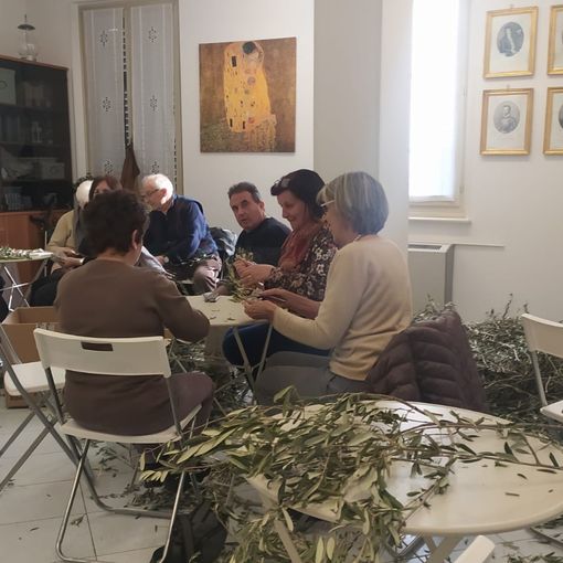 I volontari della parrocchia al lavoro per  imbustare i rami d'ulivo pasquali  VIDEO