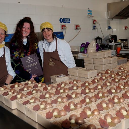 La neolaureata Benedetta Mostratisi con Paola e Cristiana Cabalà dell'Officina del Cioccolato