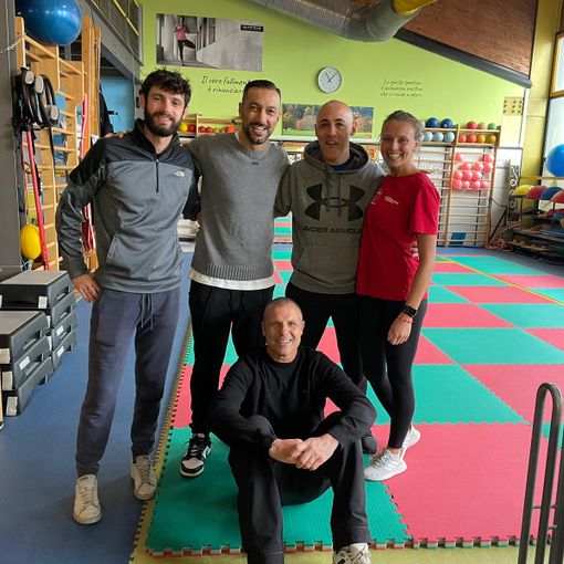 L'attaccante Fabio Quagliarella con lo staff del Centro di attività motorie di Domodossola
