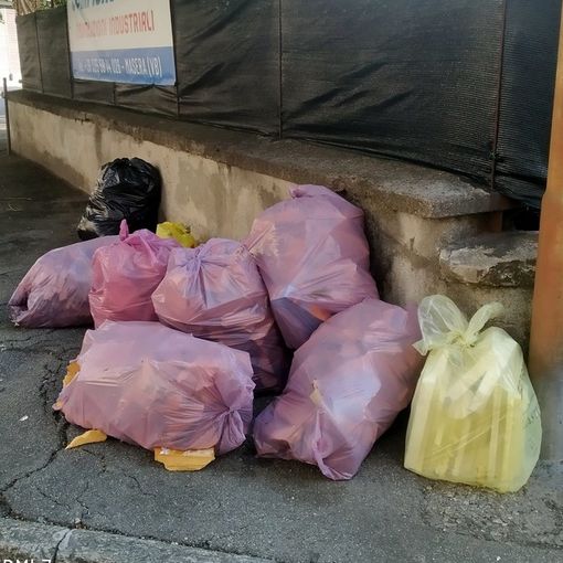 Rifiuti abbandonati da giorni in centro a Villadossola