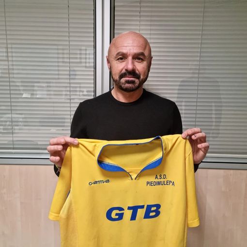 Nella foto (tratta dal sito del Piedimulera Calcio) il neo allenatore Luca Porcu