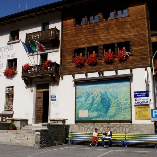 Un piumetto, un elmetto e una lunga penna nera