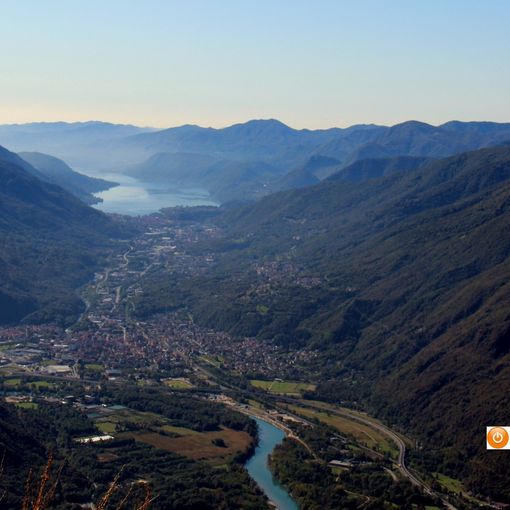 Nella foto: una panoramica del territorio che da Gravellona va verso Omegna e il Lago d'Orta