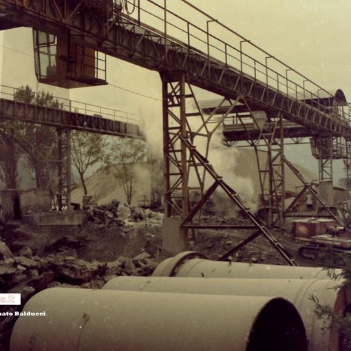 Nelle foto: la Resider quando era in attività tra fine Anni Ottanta e inizio Anni Novanta e l'area che oggi viene spianata per essere recuperata