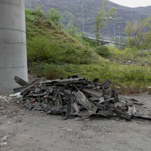 Incivili abbandonano eternit vicino al Toce