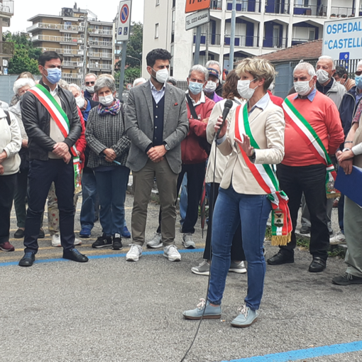 In tanti al presidio davanti al Castelli: la Lega nel mirino