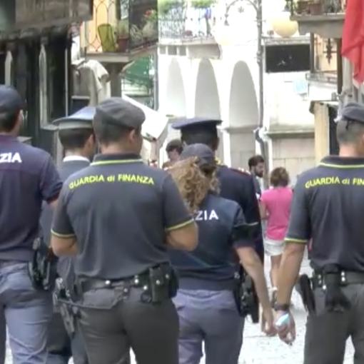 Quattro domesi arrestati: sono accusati di associazione per delinquere finalizzata alla frode fiscale e truffa