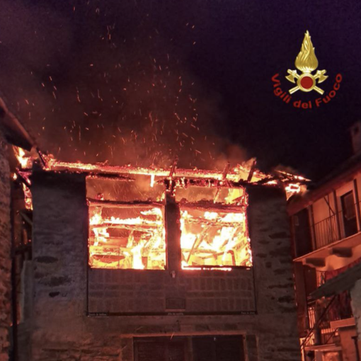 Tetto distrutto dalle fiamme a Migiandone