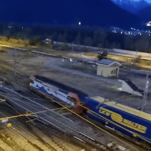 Guasto ai freni, macchinista di un treno merci si lancia dal locomotore VIDEO