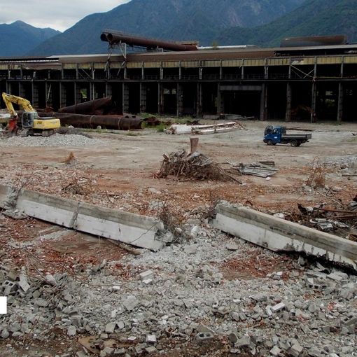 Prosegue a Villadossola la demolizione dell'ex Sisma