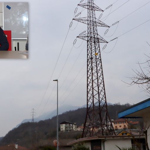 Nella foto la linea da 135 kv che oggi corre al Pontetto: sarà interrata. Nel riquadro il sindaco Renato Punchia