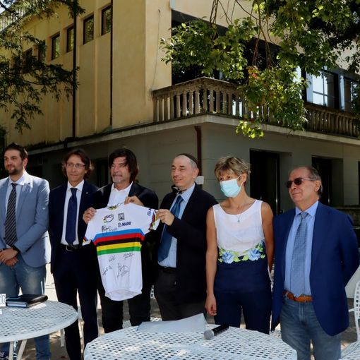 Consegnati oggi i doni dei ciclisti del Giro d'Italia per il piccolo Eitan FOTO