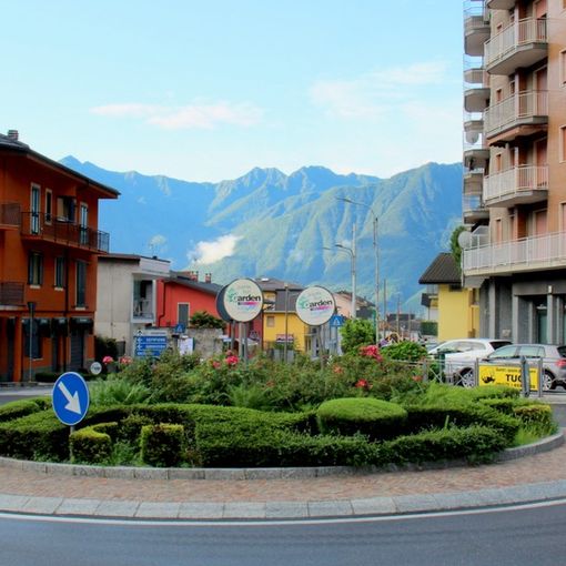 Incidente stradale alla rotatoria di piazza Bagnolini