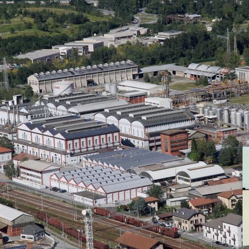 Lo stabilimento Vinavil e nel riquadro il direttore Giorgio Mapelli
