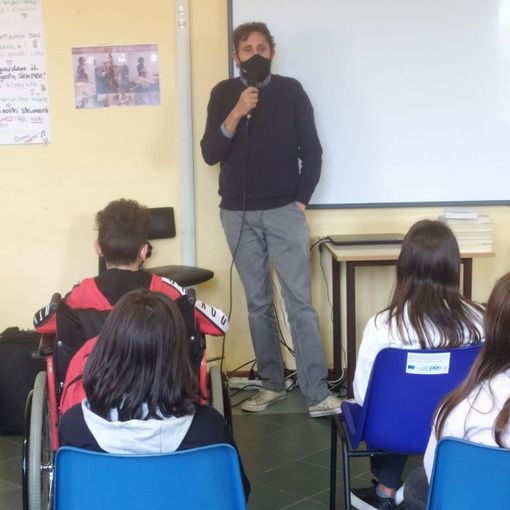 Gli studenti delle medie incontrano lo scrittore per ragazzi Davide Morosinotto