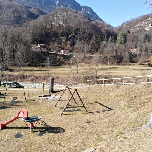 Sculture con la motosega per valorizzare il campo sportivo, un concorso a Baceno