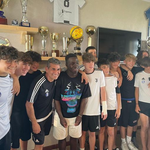 Bagno di folla oggi a Baveno per Willy Gnonto