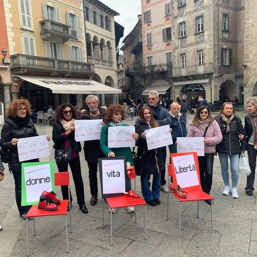 Manifestazione in piazza mercato per i diritti delle iraniane FOTO