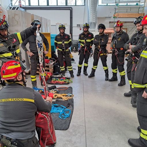 Gli edili a 'scuola' di sicurezza e soccorso in cantiere dai Vigili del Fuoco