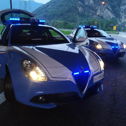 Litiga con la fidanzata e le sfonda il parabrezza dell'auto con un pugno