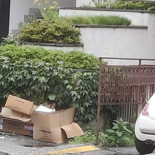 Rifiuti in strada a Domodossola: &quot;ConSer Vco non li ritira, servizio inaccettabile&quot;