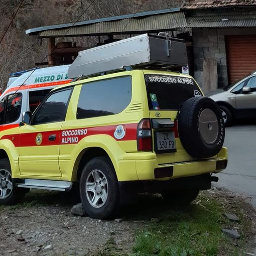 Cede il pavimento in baita e precipita dal primo piano, morto un uomo in Valle Strona