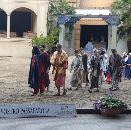 La troupe del TG5 alla Passione di Sordevolo
