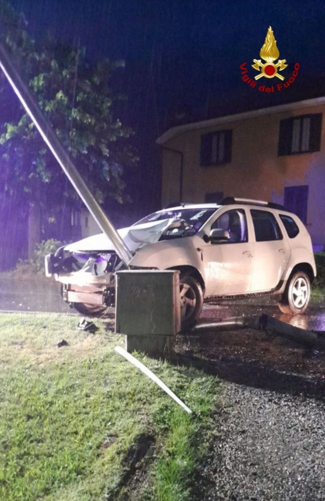 Pieve, auto va a sbattere contro un palo della luce. Nessun ferito
