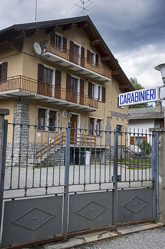 Sassi e colla nella serratura di una casa in Valle Vigezzo, sporta denuncia ai Carabinieri