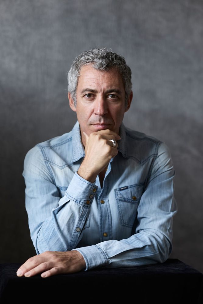 Paolo Kessisoglu in scena a Villadossola con Sfìdati di me