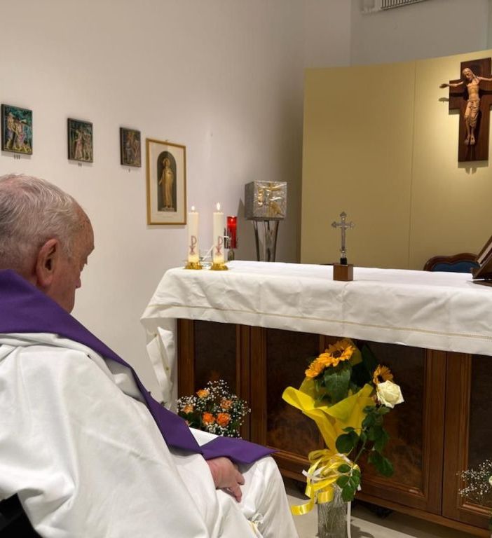 Il Papa ha concelebrato la Messa, diffusa la prima foto dal ricovero