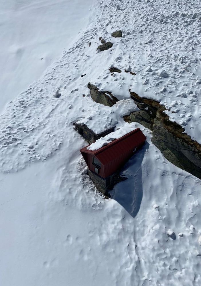 Macugnaga, valanga lambisce il bivacco “Lanti”