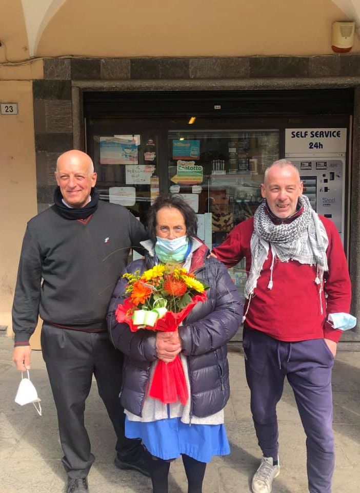 La tabaccheria di piazza Mercato compie 50 anni, e dietro al bancone c'è sempre Silvana Pironi