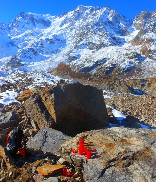 Alla Zamboni i lumini in ricordo dei caduti sul Monte Rosa