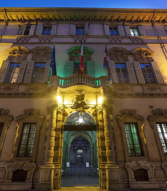 Palazzo Lascaris illuminato color &quot;foglia di tè&quot; contro il cancro all'utero