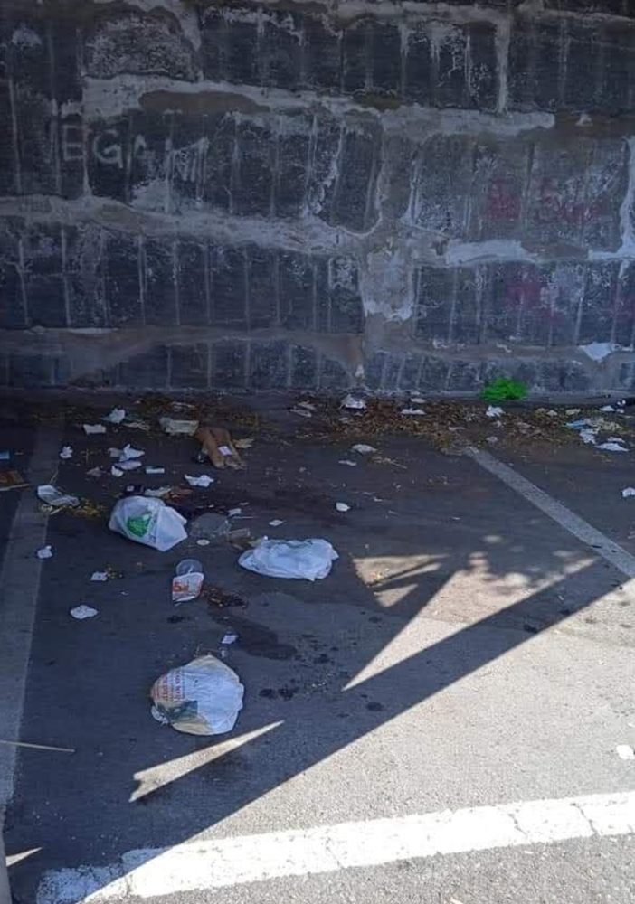 Domodossola, rifiuti abbandonati nel parcheggio del Sacro Monte
