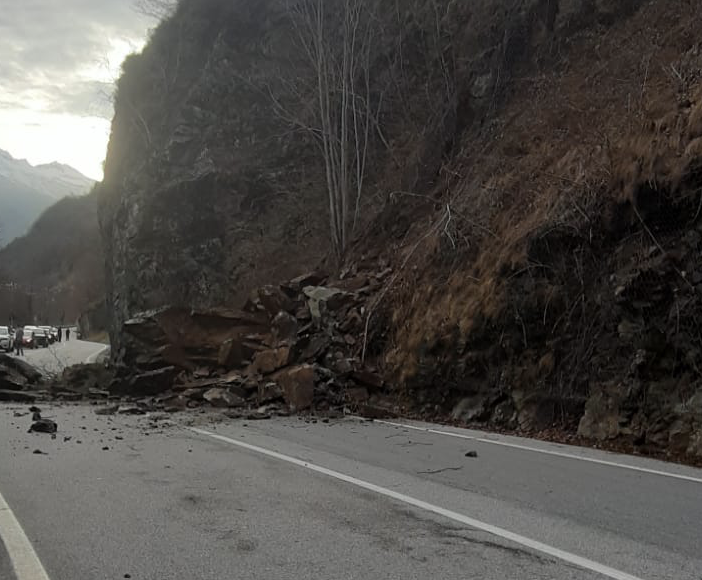 Frana a Calasca, statale della Valle Anzasca chiusa