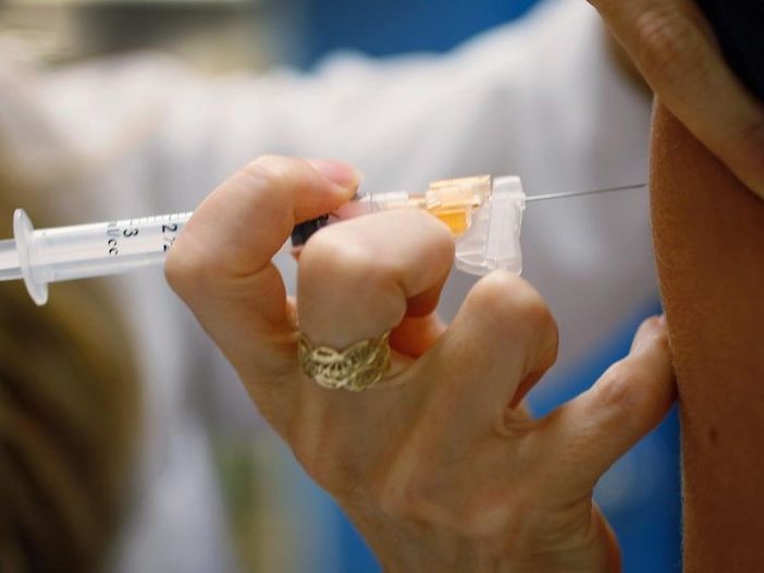 Vaccini covid, al via le prenotazioni per over 80 e personale scolastico