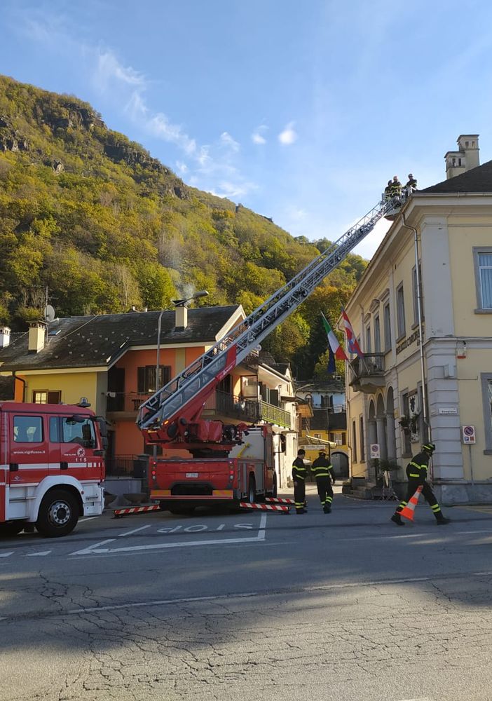 Beura, cade una pioda dal tetto del municipio. Nessuna persona coinvolta